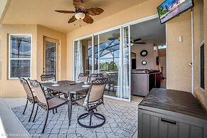 Spacious Pool Area With Lake View - 5bd/4.5ba Pool Home #5av139