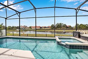 Spacious Pool Area With Lake View - 5bd/4.5ba Pool Home #5av139