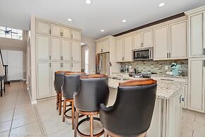 Spacious Pool Area With Lake View - 5bd/4.5ba Pool Home #5av139