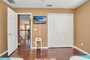 Spacious Pool Area With Lake View - 5bd/4.5ba Pool Home #5av139