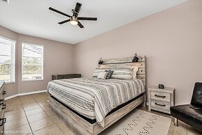 Spacious Pool Area With Lake View - 5bd/4.5ba Pool Home #5av139