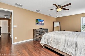 Spacious Pool Area With Lake View - 5bd/4.5ba Pool Home #5av139