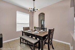 Spacious Pool Area With Lake View - 5bd/4.5ba Pool Home #5av139