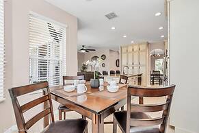 Spacious Pool Area With Lake View - 5bd/4.5ba Pool Home #5av139