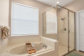 Spacious Pool Area With Lake View - 5bd/4.5ba Pool Home #5av139