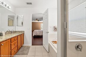 Spacious Pool Area With Lake View - 5bd/4.5ba Pool Home #5av139