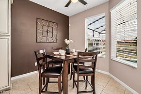 Spacious Pool Area With Lake View - 5bd/4.5ba Pool Home #5av139