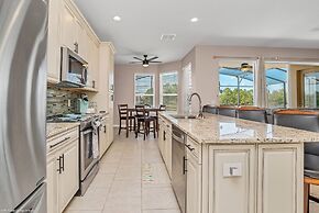 Spacious Pool Area With Lake View - 5bd/4.5ba Pool Home #5av139