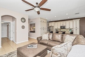 Spacious Pool Area With Lake View - 5bd/4.5ba Pool Home #5av139