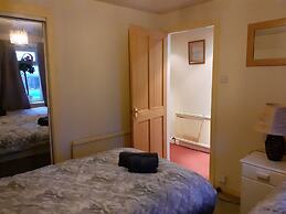 2 Bed Apartment 2 Mins Walk Away From the Beach!