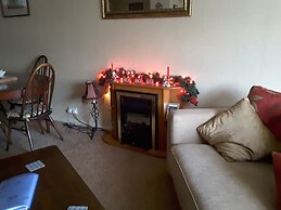 2 Bed Apartment 2 Mins Walk Away From the Beach!