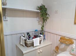 2 Bed Apartment 2 Mins Walk Away From the Beach!