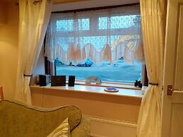 2 Bed Apartment 2 Mins Walk Away From the Beach!