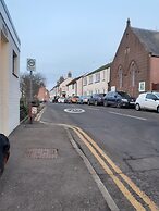 2 Bed Apartment 2 Mins Walk Away From the Beach!