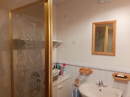 2 Bed Apartment 2 Mins Walk Away From the Beach!