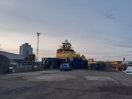 2 Bed Apartment 2 Mins Walk Away From the Beach!