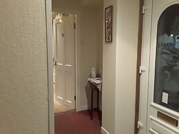 2 Bed Apartment 2 Mins Walk Away From the Beach!