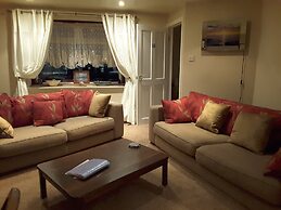 2 Bed Apartment 2 Mins Walk Away From the Beach!