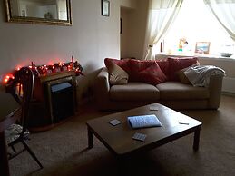 2 Bed Apartment 2 Mins Walk Away From the Beach!