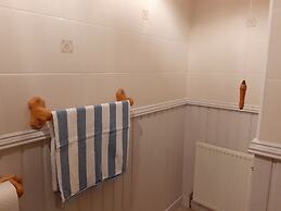 2 Bed Apartment 2 Mins Walk Away From the Beach!