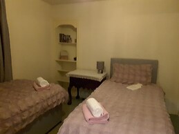 2 Bed Apartment 2 Mins Walk Away From the Beach!