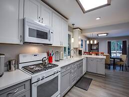 49SL - Hot Tub - WiFi - Fireplace - Sleeps 10