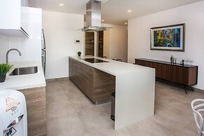 Amazing 2BR Condo w/ Pool+views!! Dream Location!!