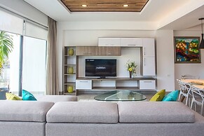 Amazing 2BR Condo w/ Pool+views!! Dream Location!!