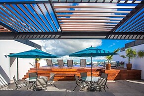 Amazing 2BR Condo w/ Pool+views!! Dream Location!!
