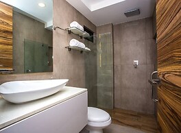 Amazing 2BR Condo w/ Pool+views!! Dream Location!!