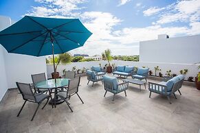 Amazing 2BR Condo w/ Pool+views!! Dream Location!!