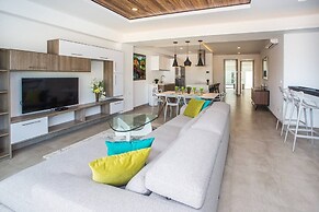 Amazing 2BR Condo w/ Pool+views!! Dream Location!!