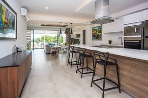 Amazing 2BR Condo w/ Pool+views!! Dream Location!!