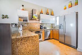 Beachfront Penthouse! Private Jacuzzi! Live the Dream!