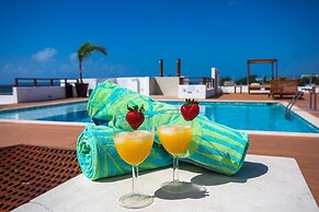 Beachfront Penthouse! Private Jacuzzi! Live the Dream!