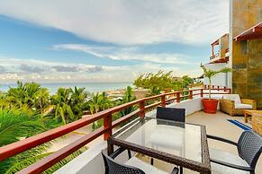 Beachfront Penthouse! Private Jacuzzi! Live the Dream!