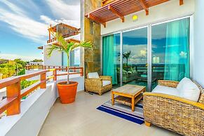 Beachfront Penthouse! Private Jacuzzi! Live the Dream!