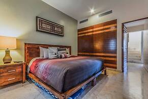 Beachfront Penthouse! Private Jacuzzi! Live the Dream!
