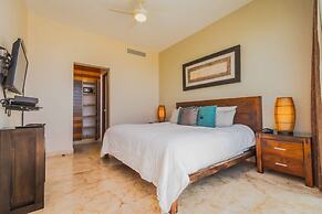 Beachfront Penthouse! Private Jacuzzi! Live the Dream!
