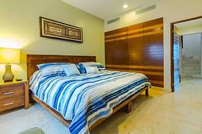 Beachfront Penthouse! Private Jacuzzi! Live the Dream!