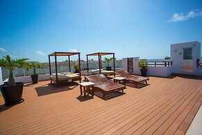 Beachfront Penthouse! Private Jacuzzi! Live the Dream!
