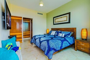 Beachfront Penthouse! Private Jacuzzi! Live the Dream!