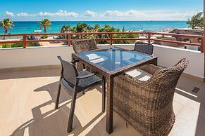 Beachfront Penthouse! Private Jacuzzi! Live the Dream!