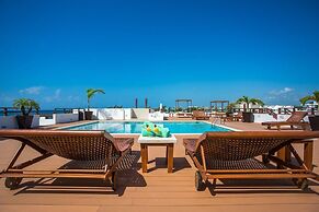 Beachfront Penthouse! Private Jacuzzi! Live the Dream!