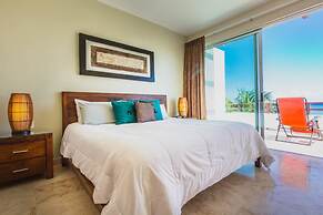 Beachfront Penthouse! Private Jacuzzi! Live the Dream!