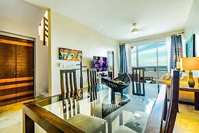 Beachfront Penthouse! Private Jacuzzi! Live the Dream!