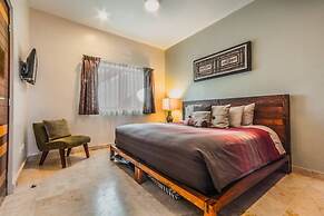 Beachfront Penthouse! Private Jacuzzi! Live the Dream!