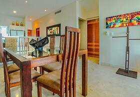 Beachfront Penthouse! Private Jacuzzi! Live the Dream!