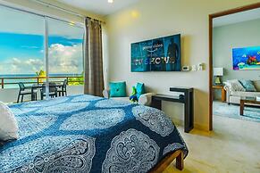 Beachfront Penthouse! Private Jacuzzi! Live the Dream!