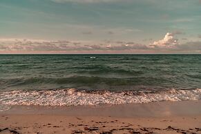 Breathtaking Beach Villa, Feel the Inviting Vibe!